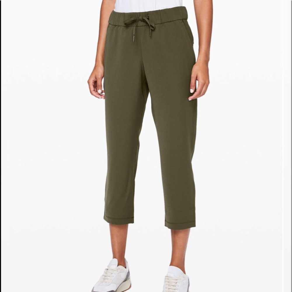 Lululemon on the fly woven crop